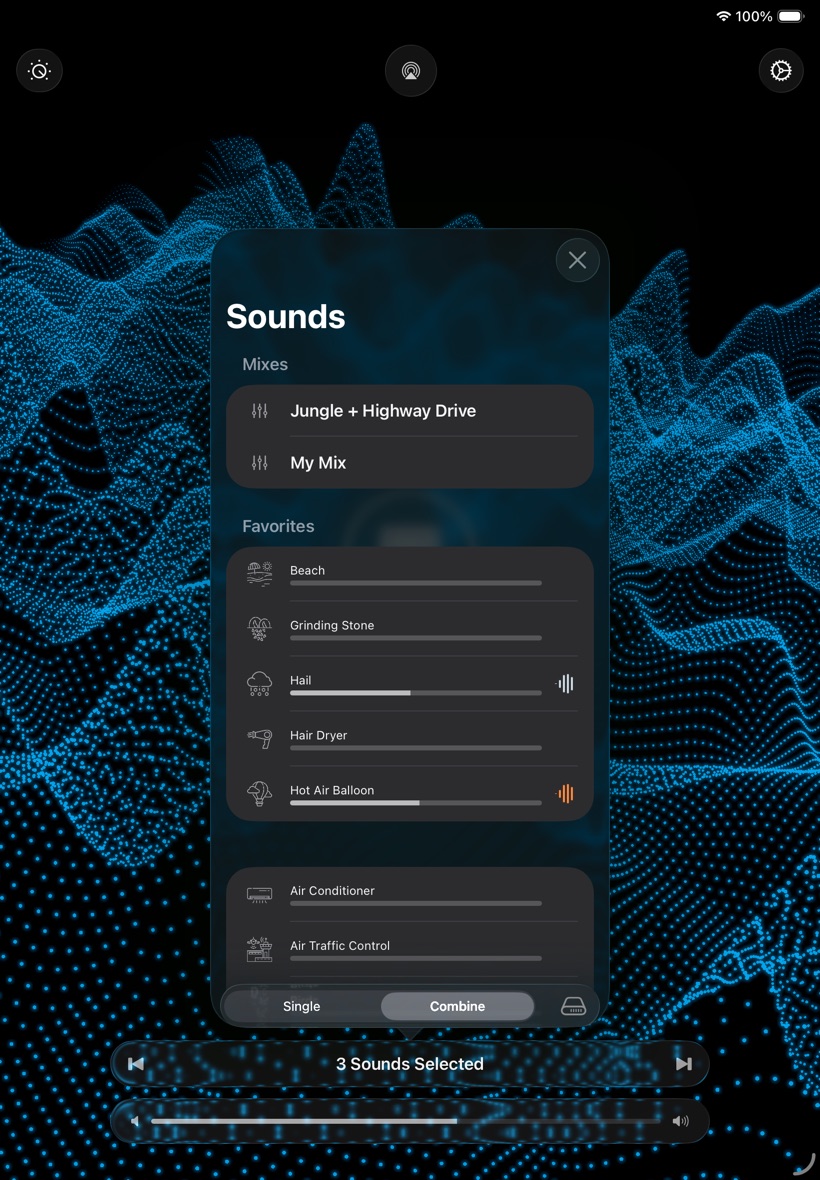White Noise auf dem iPad: die Liste „Klänge“ mit gespeicherten Mixen und Favoriten über dem blauen Visualizer